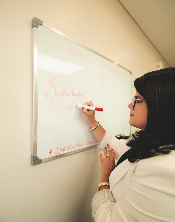 Dra. Danielly Melo escrevendo Sustentação Oral no quadro branco